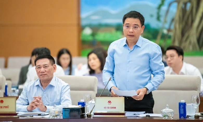 Bộ trưởng Bộ Tài chính Nguyễn Văn Thắng trình bày tờ trình tại Phiên họp. Ảnh quochoi.vn. Bộ trưởng Bộ Tài chính Nguyễn Văn Thắng trình bày tờ trình tại Phiên họp. Ảnh quochoi.vn.