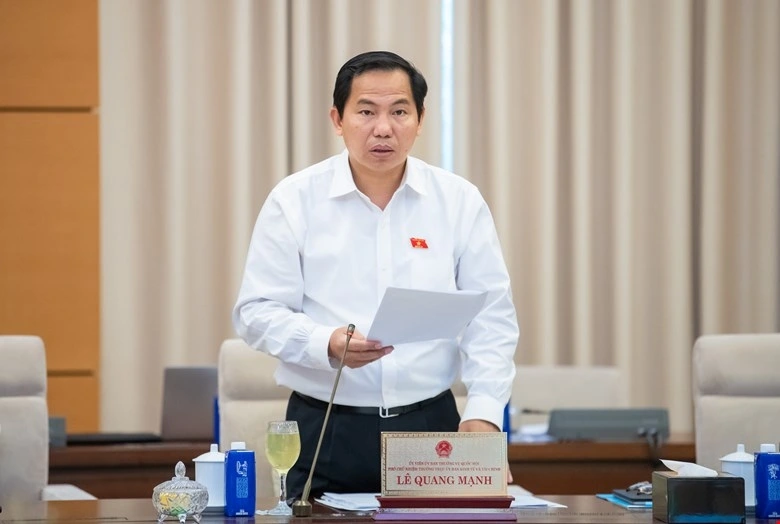 Phó Chủ nhiệm Thường trực Ủy ban Kinh tế - Tài chính Lê Quang Mạnh trình bày báo cáo thẩm tra tại Phiên họp. Ảnh quochoi.vn. Phó Chủ nhiệm Thường trực Ủy ban Kinh tế - Tài chính Lê Quang Mạnh trình bày báo cáo thẩm tra tại Phiên họp. Ảnh quochoi.vn.