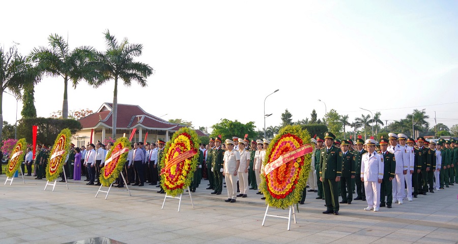 Các đại biểu tham dự Lễ viếng nghĩa trang Các đại biểu tham dự Lễ viếng nghĩa trang