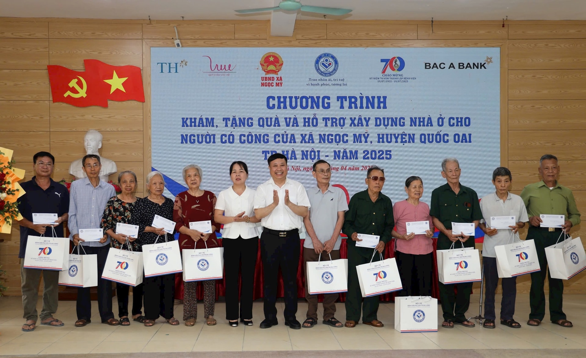Đại diện Bệnh viện Phụ sản trung ương tặng quà cho các gia đình chính sách. Ảnh: Quang Khải Đại diện Bệnh viện Phụ sản trung ương tặng quà cho các gia đình chính sách. Ảnh: Quang Khải