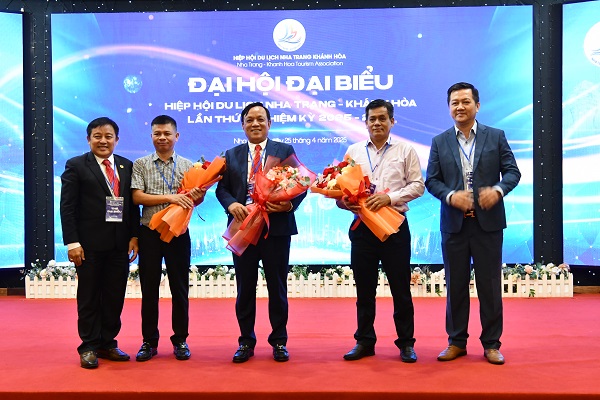 Tặng hoa tri ân các vị nguyên ủy viên BCH nhiệm kỳ V không tái cử