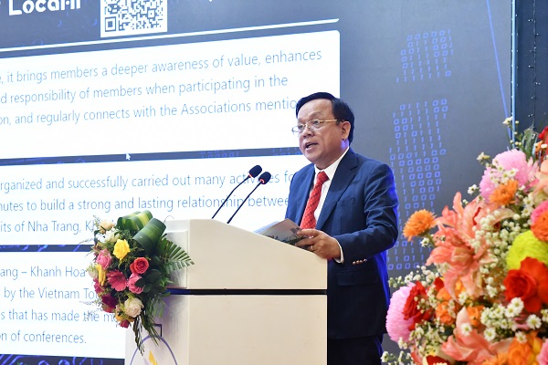 Ông Hoàng Văn Vinh- Chủ tịch Hiệp hội khóa V báo cáo về những kết quả hoạt động nổi bật của Ban Chấp hành trong nhiệm kỳ 2019 - 2024.