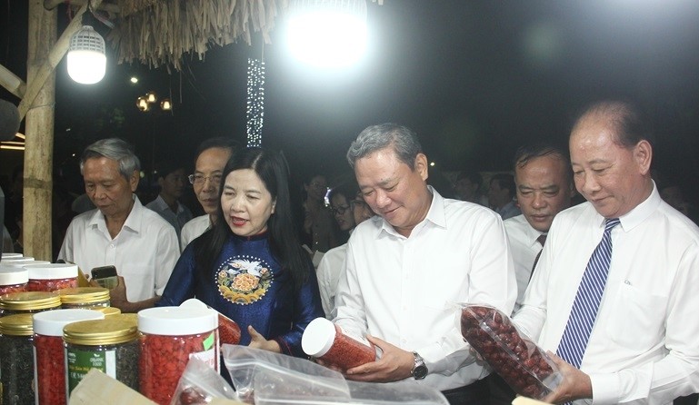 Các đồng chí lãnh đạo tỉnh, lãnh đạo TP Thanh Hóa và các đại biểu tham quan gian hàng trưng bày tại “Tuần văn hóa TP Thanh Hóa - TP Hội An”. Các đồng chí lãnh đạo tỉnh, lãnh đạo TP Thanh Hóa và các đại biểu tham quan gian hàng trưng bày tại “Tuần văn hóa TP Thanh Hóa - TP Hội An”.