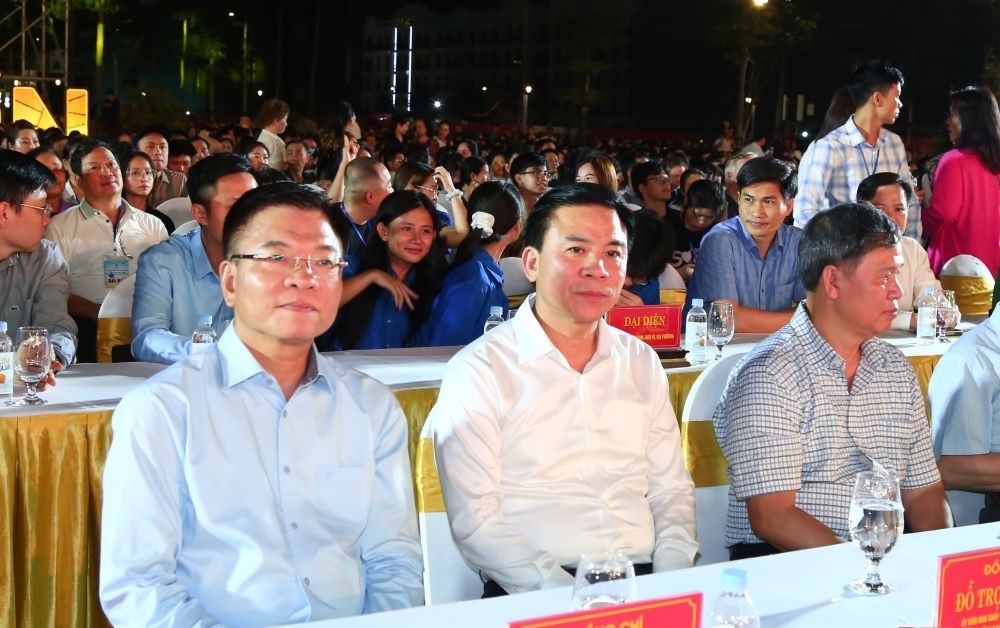 Các đại biểu tham dự buổi lễ Các đại biểu tham dự buổi lễ