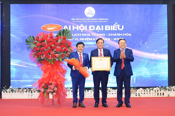 Ông Lê Hữu Hoàng- UVBTV Tỉnh ủy, Phó Chủ tịch Thường trực UBND tỉnh trao bằng khen của UBND tỉnh cho Hiệp hội .