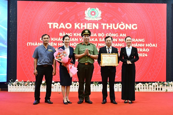 Đại diện Công an Tỉnh Khánh Hòa trao tặng Bằng khen của Bộ Công An về thành tích bảo vệ an ninh trật tự cho khách sạn Yasaka – Saigon- Nha Trang, thành viên của Hiệp hội