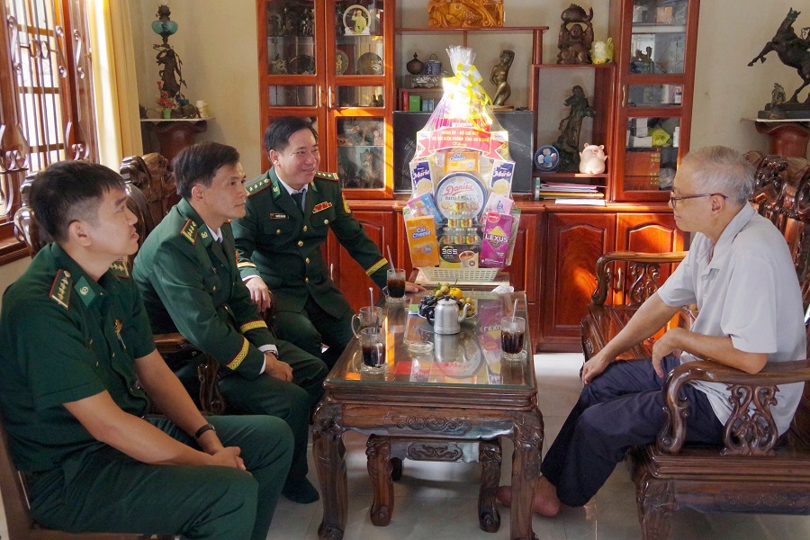Thăm, tặng quà đồng chí Võ Văn Lâm (nguyên Chính ủy BĐBP tỉnh) Thăm, tặng quà đồng chí Võ Văn Lâm (nguyên Chính ủy BĐBP tỉnh)