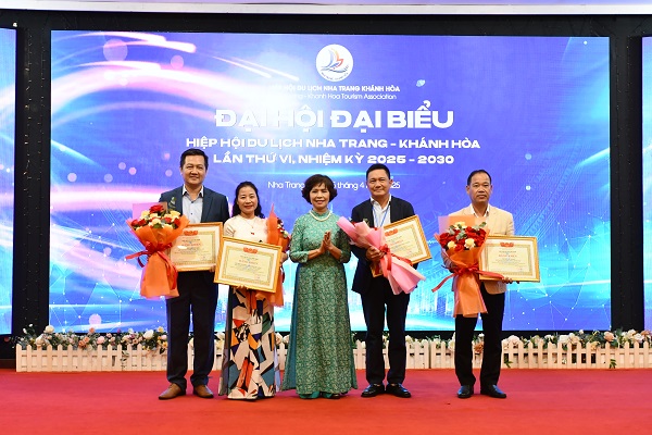 Bà Cao Thị Ngọc Lan- Phó Chủ tịch Thường trực Hiệp hội Du lịch Việt Nam trao bằng khen của HHDLVN cho các tập thể .