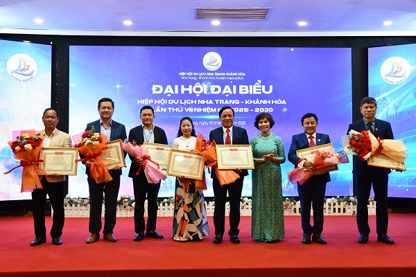 Bà Cao Thị Ngọc Lan- Phó Chủ tịch Thường trực Hiệp hội Du lịch Việt Nam trao bằng khen của HHDLVN cho các cá nhân