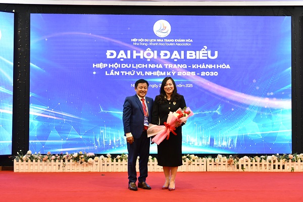 Ông Phạm Minh Nhựt- Chủ tịch Hiệp hội tặng hoa tri ân bà Nguyễn Thị Lệ Thanh- Nguyên Giám đốc sở Du lịch Khánh Hòa