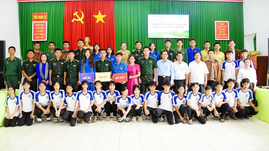 Ban Tổ chức, Ban giám khảo chụp ảnh lưu niệm với các đội thi Ban Tổ chức, Ban giám khảo chụp ảnh lưu niệm với các đội thi