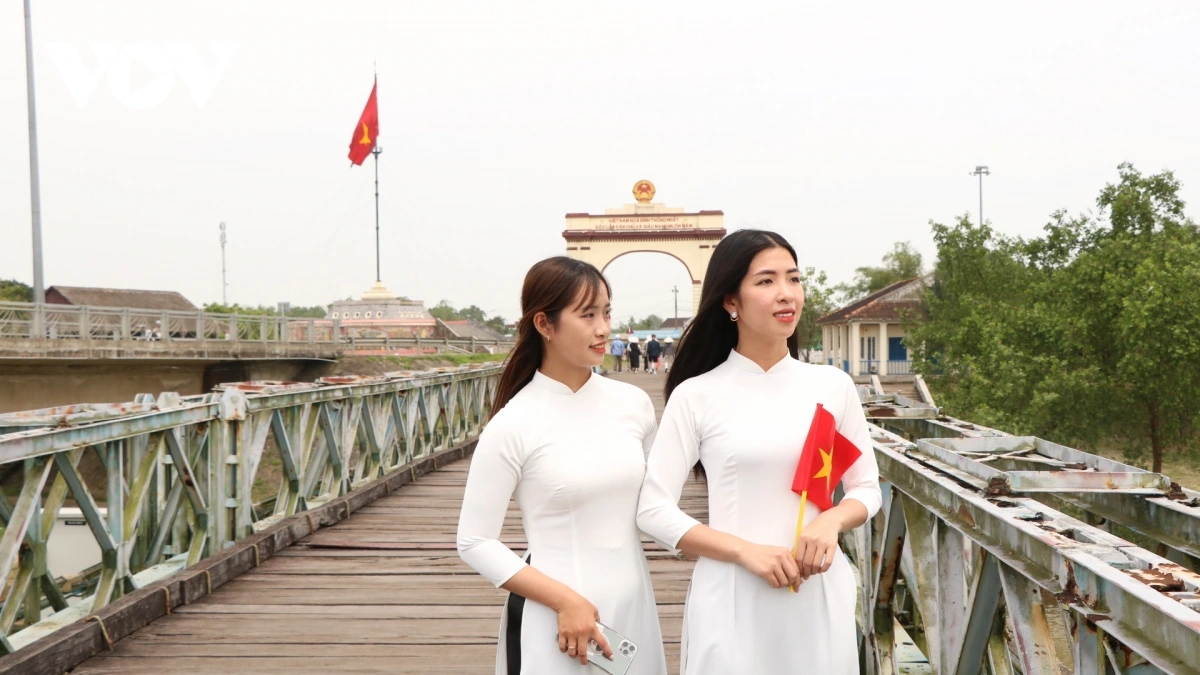 Thiếu nữ Vĩnh Linh trên cầu Hiền Lương Thiếu nữ Vĩnh Linh trên cầu Hiền Lương