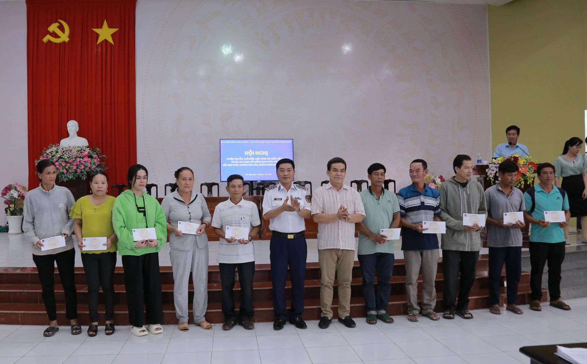 Đại diện Bộ Tư lệnh Vùng Cảnh sát biển 4 và đại diện Ban Tuyên giáo và Dân vận tỉnh ủy Kiên Giang tặng quà cho bà con ngư dân có hoàn cảnh gia đình khó khăn tại thị trấn Tân Hiệp