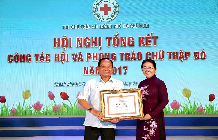 Bà Võ Thị Dung - nguyên Phó Bí thư Thành ủy TP.HCM - trao bằng khen của UBND thành phố cho ông Nguyễn Hữu Nhơn vì đã có những thành tích xuất sắc trong công tác xã hội nhân đạo giai đoạn 2015 - 2017. Bà Võ Thị Dung - nguyên Phó Bí thư Thành ủy TP.HCM - trao bằng khen của UBND thành phố cho ông Nguyễn Hữu Nhơn vì đã có những thành tích xuất sắc trong công tác xã hội nhân đạo giai đoạn 2015 - 2017.