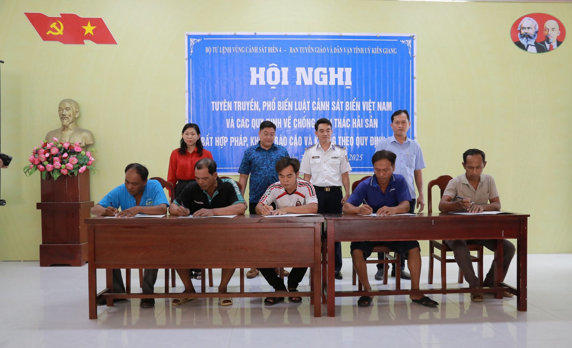 Đại diện Bộ Tư lệnh Vùng Cảnh sát biển 4 và lãnh đạo địa phương xã Dương Hòa, huyện Kiên Lương chứng kiến các chủ tàu, thuyền trưởng tàu cá ký cam kết không vi phạm khai thác IUU.