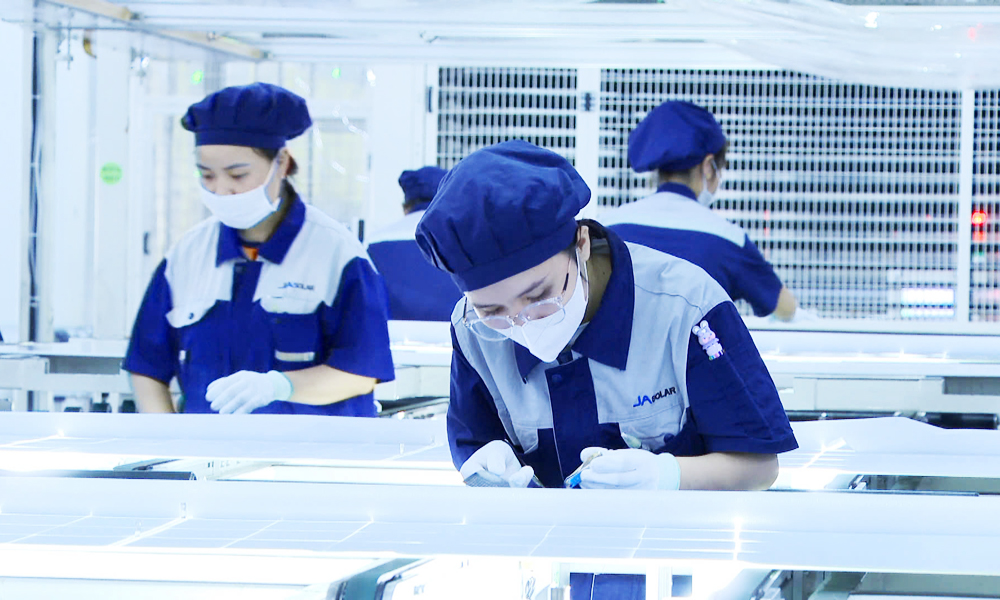 Công nhân làm việc tại công ty TNHH JASolar Việt Nam.