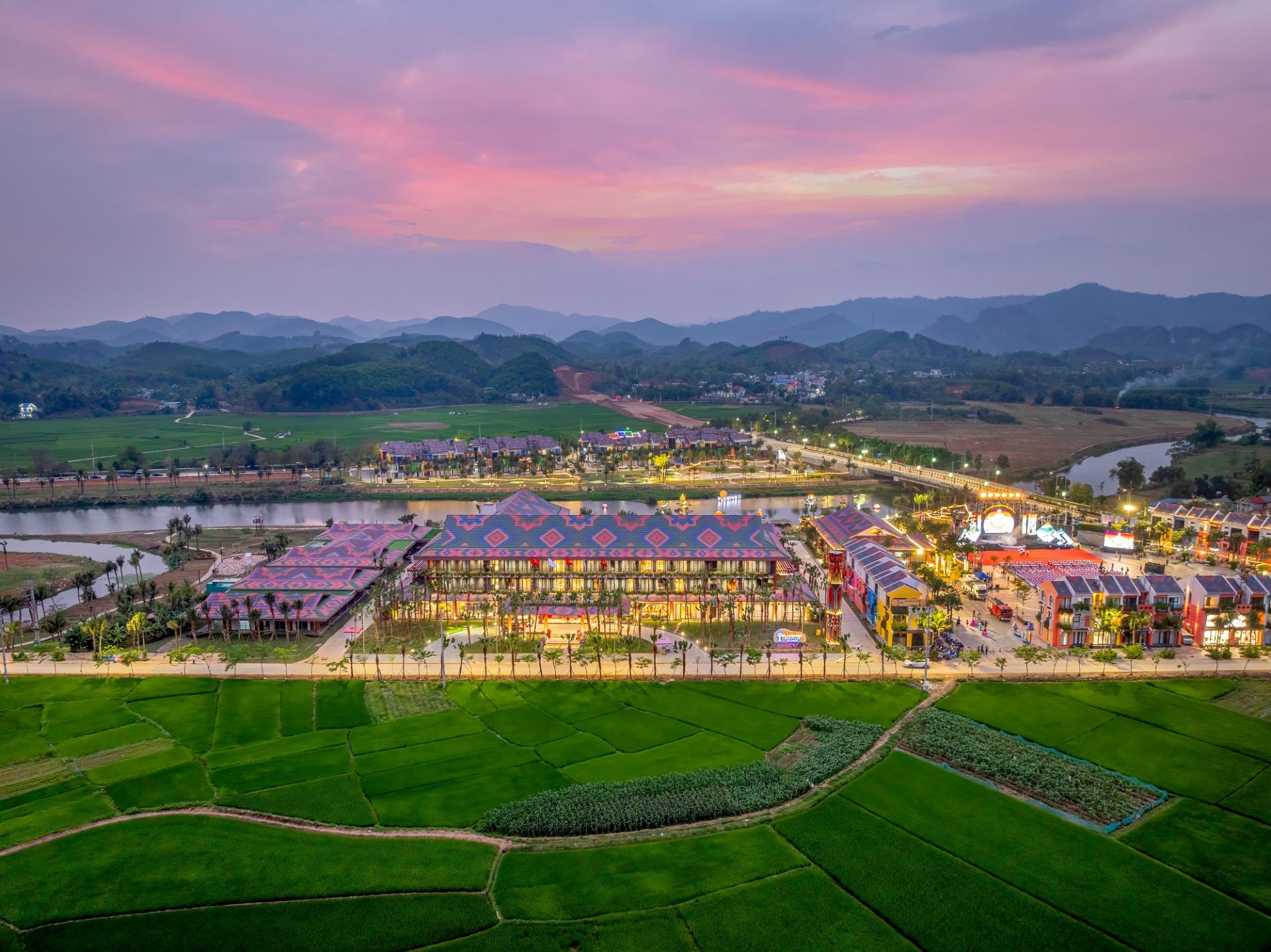 Toản cảnh quần thể Flamingo Heritage Onsen & Resort, nơi đây không chỉ là một điểm đến nghỉ dưỡng lý tưởng mà còn là cánh cổng mở ra hành trình trở về cội nguồn, khám phá lịch sử cách mạng Việt Nam. Toản cảnh quần thể Flamingo Heritage Onsen & Resort, nơi đây không chỉ là một điểm đến nghỉ dưỡng lý tưởng mà còn là cánh cổng mở ra hành trình trở về cội nguồn, khám phá lịch sử cách mạng Việt Nam.