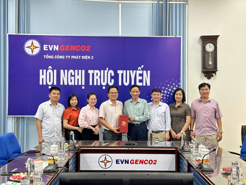 Công đoàn hai đơn vị chụp hình và trao tặng quà lưu niệm Công đoàn hai đơn vị chụp hình và trao tặng quà lưu niệm