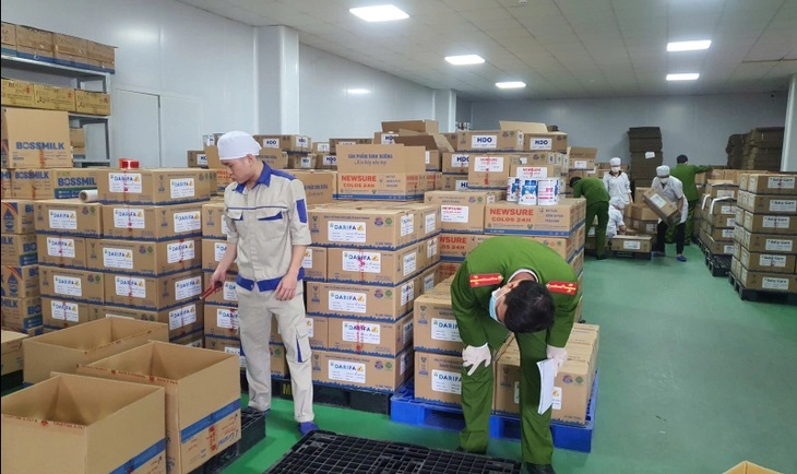 Lực lượng chức năng triệt phá đường dây gần 600 loại sữa giả. Ảnh: TTO
