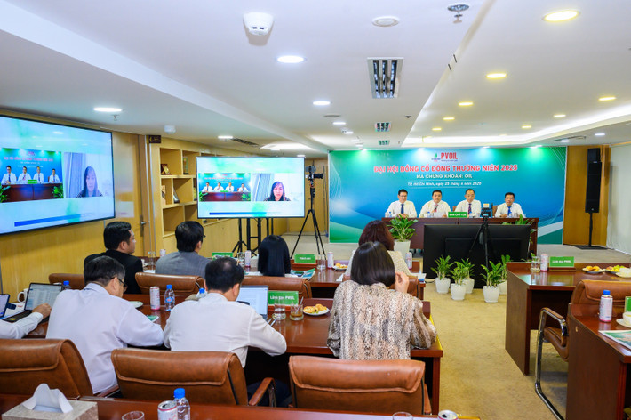 Ban Chủ tọa giải đáp các câu hỏi của cổ đông qua hình thức trực tuyến Ban Chủ tọa giải đáp các câu hỏi của cổ đông qua hình thức trực tuyến
