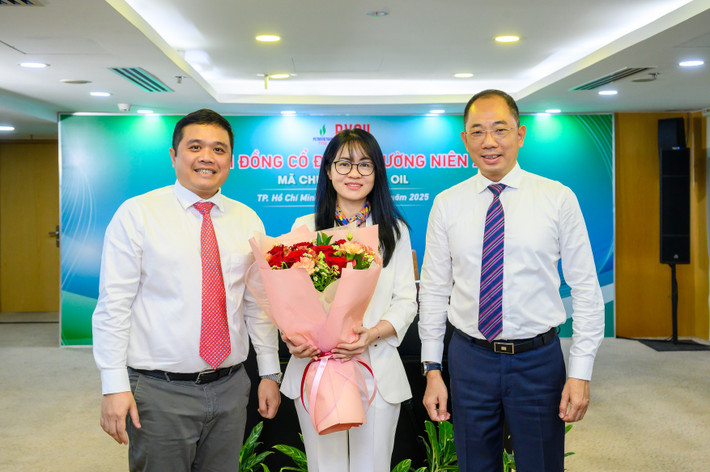 Ông Cao Hoài Dương - Chủ tịch HĐQT PVOIL (bên phải) và ông Nguyễn Đăng Trình - Thành viên HĐQT kiêm Tổng Giám đốc PVOIL (bên trái) chúc mừng bà Nguyễn Linh Giang được ĐHĐCĐ bầu vào HĐQT PVOIL Ông Cao Hoài Dương - Chủ tịch HĐQT PVOIL (bên phải) và ông Nguyễn Đăng Trình - Thành viên HĐQT kiêm Tổng Giám đốc PVOIL (bên trái) chúc mừng bà Nguyễn Linh Giang được ĐHĐCĐ bầu vào HĐQT PVOIL
