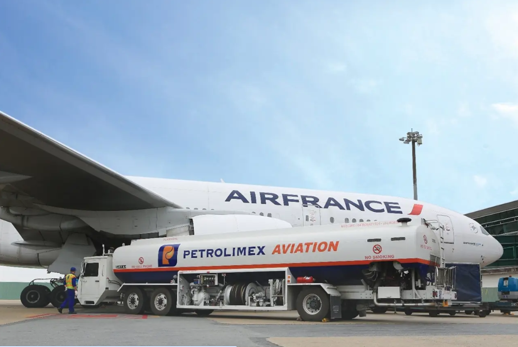 Petrolimex Aviation thực hiện công tác tra nạp tại sân đỗ Petrolimex Aviation thực hiện công tác tra nạp tại sân đỗ