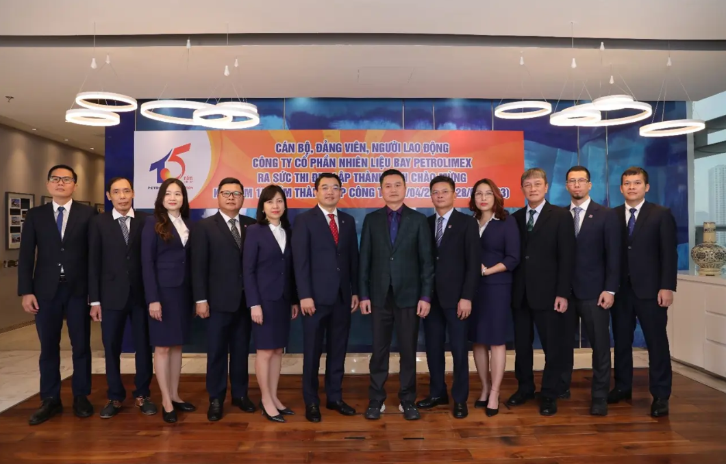 Ông Phạm Văn Thanh - Ủy viên BCH Đảng bộ Chính phủ, Bí thư Đảng ủy, Chủ tịch HĐQT Tập đoàn Xăng dầu Việt Nam chụp ảnh cùng Ban Lãnh đạo Công ty (tháng 4/2023) Ông Phạm Văn Thanh - Ủy viên BCH Đảng bộ Chính phủ, Bí thư Đảng ủy, Chủ tịch HĐQT Tập đoàn Xăng dầu Việt Nam chụp ảnh cùng Ban Lãnh đạo Công ty (tháng 4/2023)