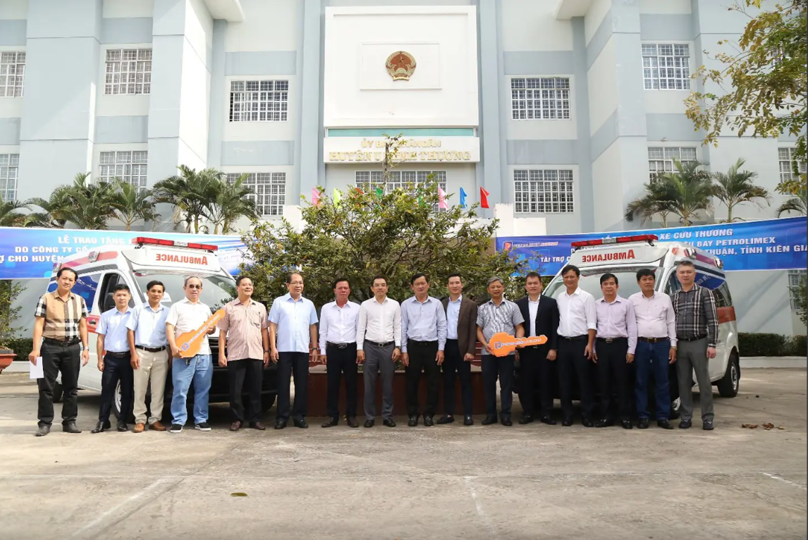 Ông Nguyễn Văn Học – Bí thư Đảng ủy, Ủy viên HĐQT, Tổng Giám đốc Petrolimex Aviation trao tặng 02 xe cứu thương cho Trung tâm y tế các huyện U Minh Thượng và Vĩnh Thuận, tỉnh Kiên Giang tháng 01/2025 Ông Nguyễn Văn Học – Bí thư Đảng ủy, Ủy viên HĐQT, Tổng Giám đốc Petrolimex Aviation trao tặng 02 xe cứu thương cho Trung tâm y tế các huyện U Minh Thượng và Vĩnh Thuận, tỉnh Kiên Giang tháng 01/2025