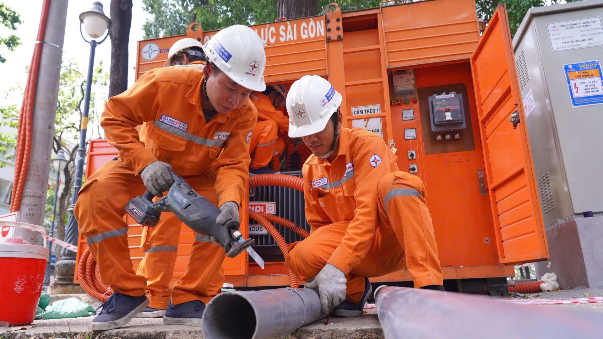 Công nhân Công ty Điện lực Sài Gòn lắp đặt trạm dự phòng cung cấp điện ưu tiên cho khu vực diễn ra các hoạt động trong dịp lễ 30/4 Công nhân Công ty Điện lực Sài Gòn lắp đặt trạm dự phòng cung cấp điện ưu tiên cho khu vực diễn ra các hoạt động trong dịp lễ 30/4