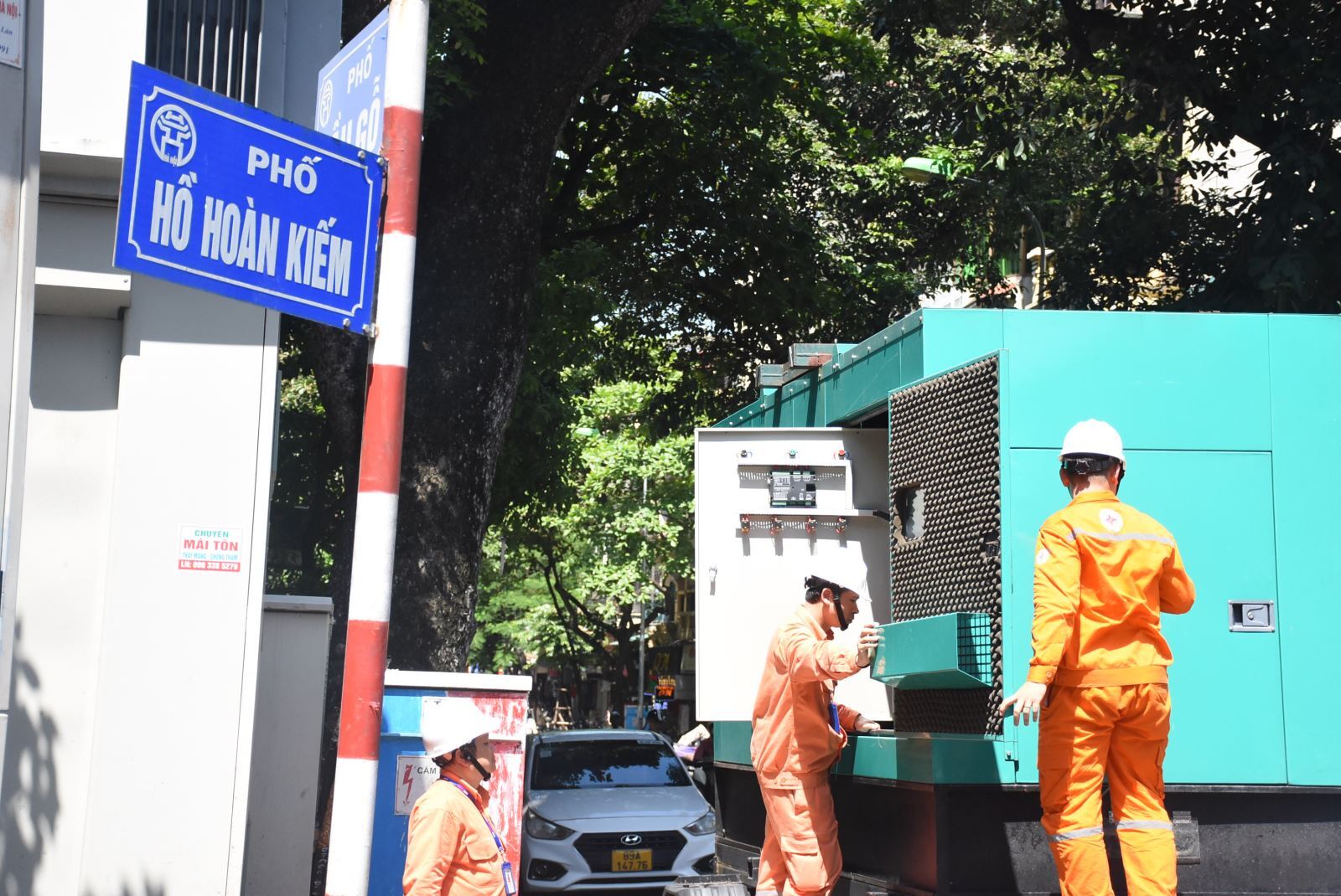 EVNHANOI chuẩn bị máy phát dự phòng tại các vị trí quan trọng EVNHANOI chuẩn bị máy phát dự phòng tại các vị trí quan trọng