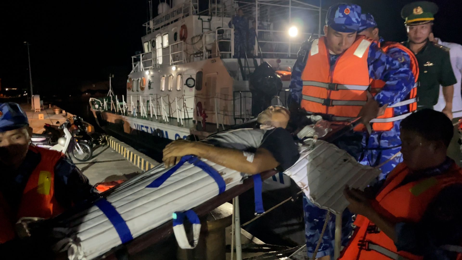 Tàu Cảnh sát biển 8005, Bộ Tư lệnh Vùng Cảnh sát biển 3 cứu thành công 5 thuyền viên nước ngoài tại vùng biển ngoài khơi Côn Đảo ngày 30/12/2024 Tàu Cảnh sát biển 8005, Bộ Tư lệnh Vùng Cảnh sát biển 3 cứu thành công 5 thuyền viên nước ngoài tại vùng biển ngoài khơi Côn Đảo ngày 30/12/2024