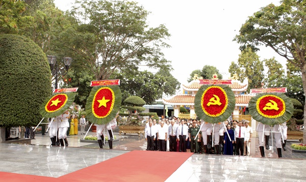 Đoàn lãnh đạoTrung ương và tỉnh Bà Rịa - Vũng Tàu đặt vòng hoa, dâng hương tưởng nhớ nữ Anh hùng liệt sĩ Võ Thị Sáu Đoàn lãnh đạoTrung ương và tỉnh Bà Rịa - Vũng Tàu đặt vòng hoa, dâng hương tưởng nhớ nữ Anh hùng liệt sĩ Võ Thị Sáu