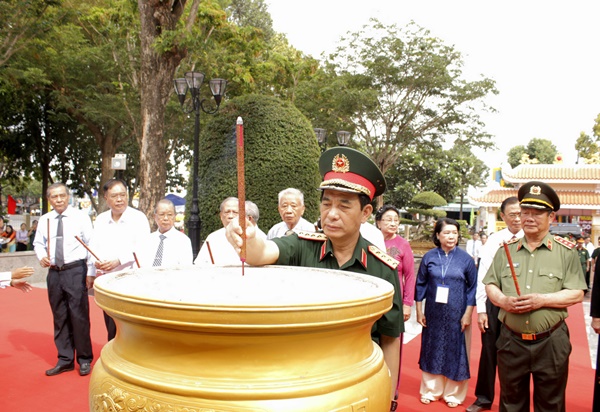 Bộ trưởng Bộ Quốc phòng, Đại tướng Phan Văn Giang dâng hương tưởng nhớ nữ Anh hùng liệt sĩ Võ Thị Sáu. Bộ trưởng Bộ Quốc phòng, Đại tướng Phan Văn Giang dâng hương tưởng nhớ nữ Anh hùng liệt sĩ Võ Thị Sáu.