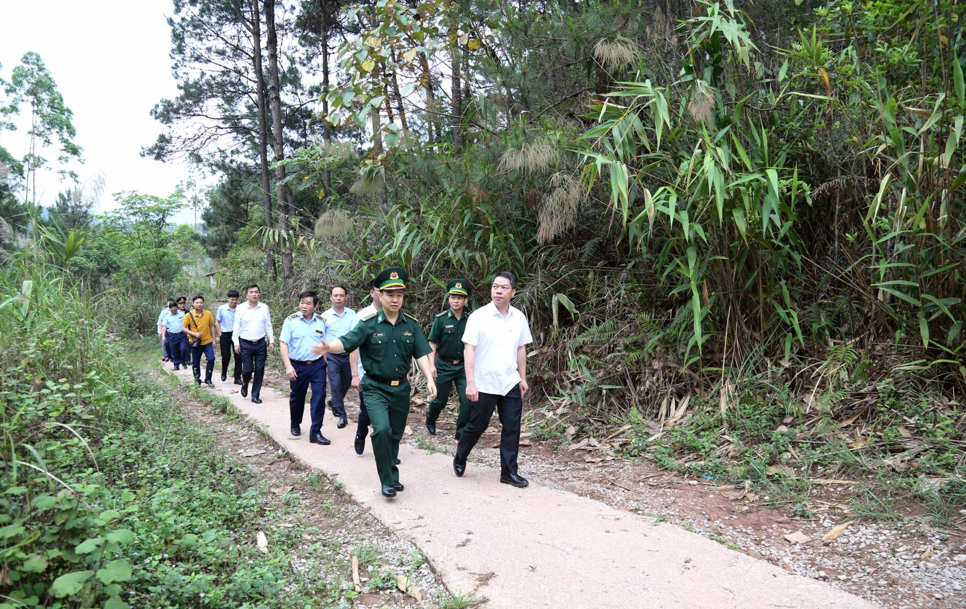 Phó Chủ tịch UBND tỉnh Lạng Sơn Đoàn Thanh Sơn và các thành viên Đoàn công tác kiểm tra thực tế công tác phòng, chống buôn lậu trên tuyến biên giới thuộc khu vực Chi Ma, huyện Lộc Bình