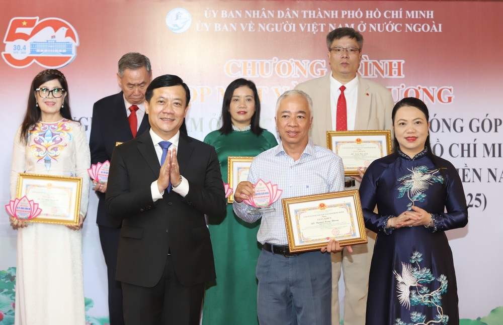 Phó trưởng Đoàn Đại biểu Quốc hội TP. Hồ Chí Minh Hà Phước Thắng cùng lãnh đạo Ủy ban về người Việt Nam ở nước ngoài TP. Hồ Chí Minh biểu dương những đóng góp tiêu biểu của các kiều bào. Phó trưởng Đoàn Đại biểu Quốc hội TP. Hồ Chí Minh Hà Phước Thắng cùng lãnh đạo Ủy ban về người Việt Nam ở nước ngoài TP. Hồ Chí Minh biểu dương những đóng góp tiêu biểu của các kiều bào.