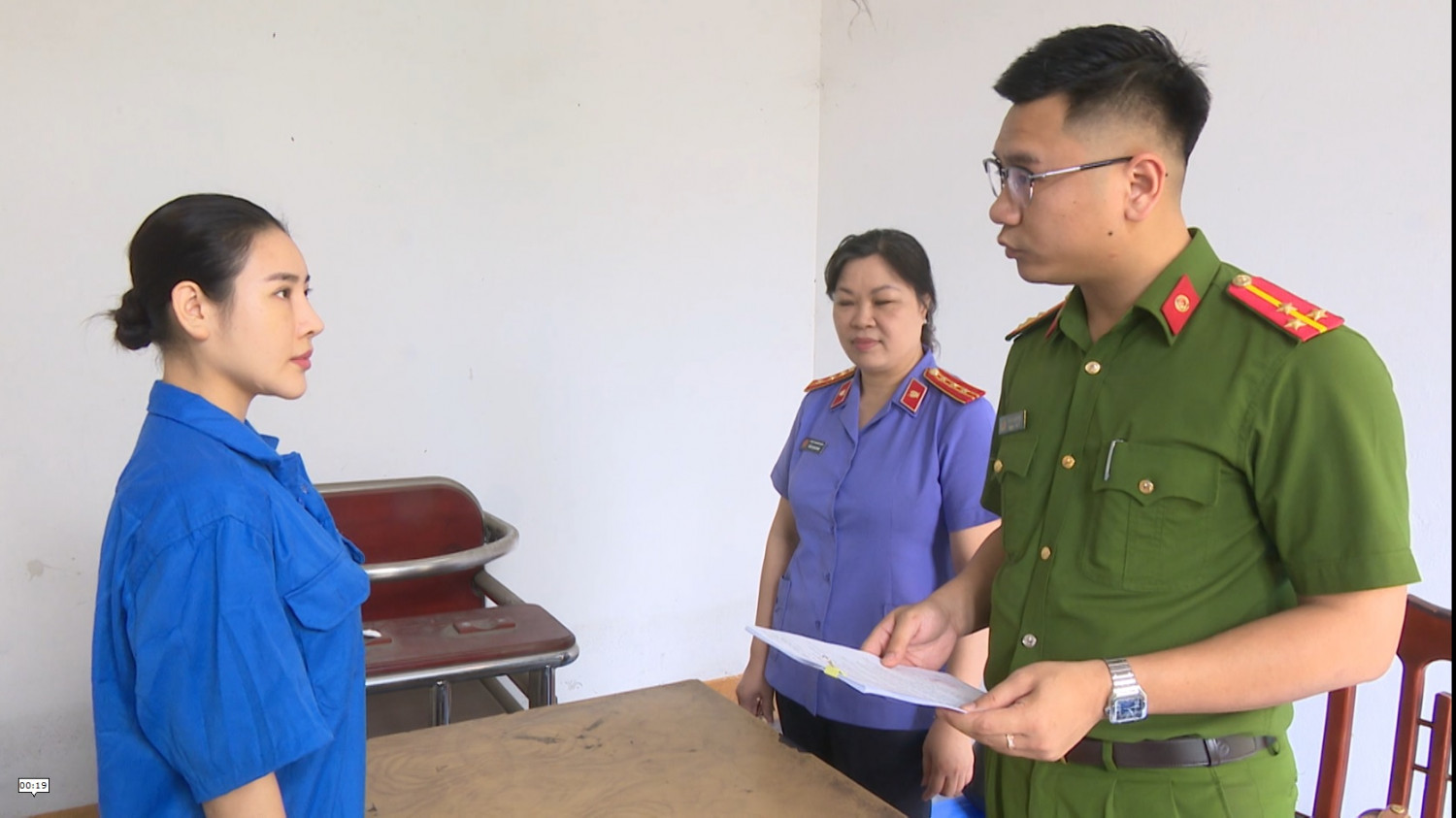 Tống đạt quyết định tố tụng đối với Phạm Thu Thảo. Tống đạt quyết định tố tụng đối với Phạm Thu Thảo.