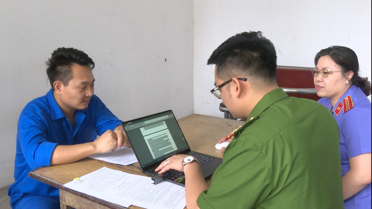Đối tượng Phạm Văn Thủy tại cơ quan điều tra. Đối tượng Phạm Văn Thủy tại cơ quan điều tra.