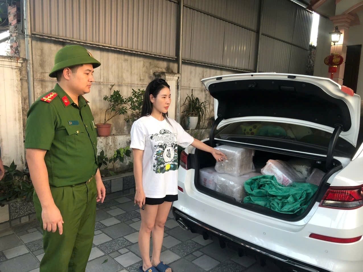 Thuốc bảo vệ thực vật giả chuẩn bị đưa đi tiêu thụ. Thuốc bảo vệ thực vật giả chuẩn bị đưa đi tiêu thụ.