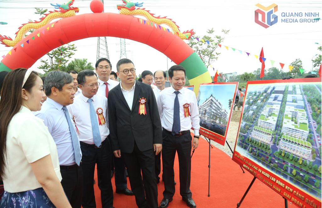 Các đại biểu xem phối cảnh nhà ở xã hội phục vụ người lao động KCN Cảng biển Hải Hà - Giai đoạn 1. Các đại biểu xem phối cảnh nhà ở xã hội phục vụ người lao động KCN Cảng biển Hải Hà - Giai đoạn 1.