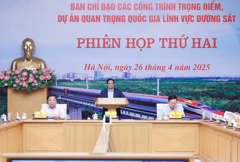 Thủ tướng giao các cơ quan khẩn trương hoàn thiện Nghị quyết thống nhất các cơ chế đặc thù cho tất cả dự án đường sắt, trình Chính phủ trong tháng 4 để trình Quốc hội trước ngày 5/5 - Ảnh: VGP/Nhật Bắc