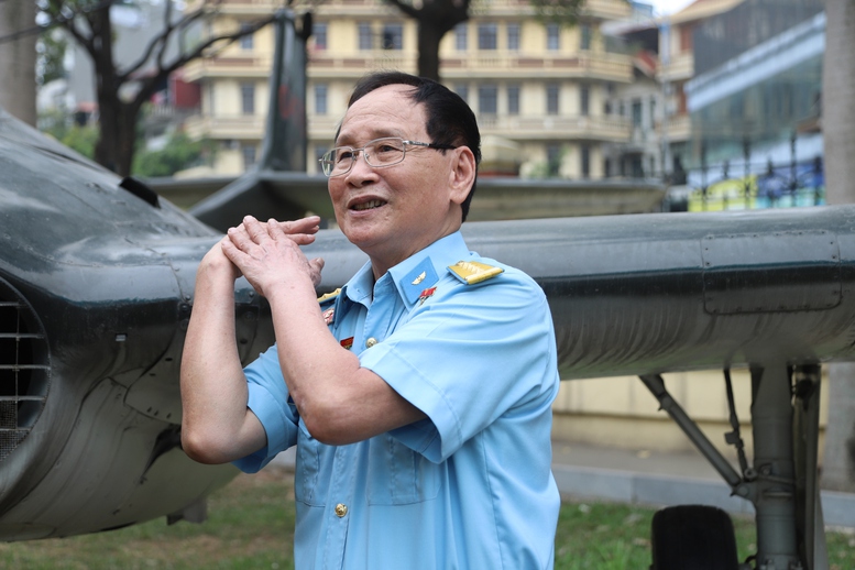 Đại tá Nguyễn Văn Lục chia sẻ câu chuyện của Phi đội Quyết thắng tại Bảo tàng Quân chủng Phòng không Không quân - Ảnh: VGP/Văn Hiền Đại tá Nguyễn Văn Lục chia sẻ câu chuyện của Phi đội Quyết thắng tại Bảo tàng Quân chủng Phòng không Không quân - Ảnh: VGP/Văn Hiền