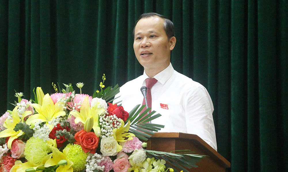 Mai Sơn, Phó Chủ tịch Thường trực UBND tỉnh trình bày các dự thảo nghị quyết. Mai Sơn, Phó Chủ tịch Thường trực UBND tỉnh trình bày các dự thảo nghị quyết.