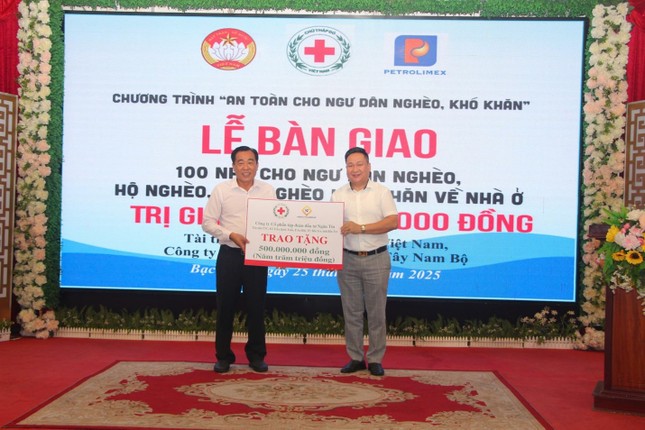 Cùng với phát triển kinh doanh, Ngân Tín Group luôn quan tâm đến các hoạt động an sinh xã hội (trong ảnh: Đại diện Tập đoàn Ngân Tín trao 500 triệu đồng đóng góp vào Quỹ ASXH của tỉnh Bạc Liêu) Cùng với phát triển kinh doanh, Ngân Tín Group luôn quan tâm đến các hoạt động an sinh xã hội (trong ảnh: Đại diện Tập đoàn Ngân Tín trao 500 triệu đồng đóng góp vào Quỹ ASXH của tỉnh Bạc Liêu)