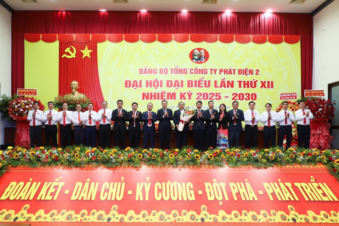hủ tịch Hội đồng thành viên EVN Đặng Hoàng An tặng hoa chúc mừng Ban chấp hành Đảng bộ EVNGENCO2 nhiệm kỳ 2025 – 2030 ra mắt Đại hội. Ảnh: Minh Lương hủ tịch Hội đồng thành viên EVN Đặng Hoàng An tặng hoa chúc mừng Ban chấp hành Đảng bộ EVNGENCO2 nhiệm kỳ 2025 – 2030 ra mắt Đại hội. Ảnh: Minh Lương