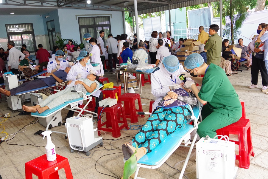 Các y bác sĩ khám và điều trị Nha khoa cho người dân tại chương trình