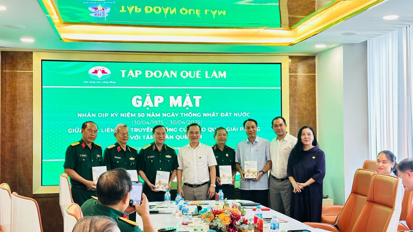 Lãnh đạo Tập đoàn trao tặng quà tri ân đến đại biểu dự gặp mặt Lãnh đạo Tập đoàn trao tặng quà tri ân đến đại biểu dự gặp mặt