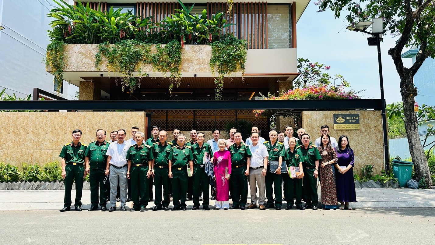 Đại biểu dự gặp mặt chụp ảnh lưu niệm Đại biểu dự gặp mặt chụp ảnh lưu niệm
