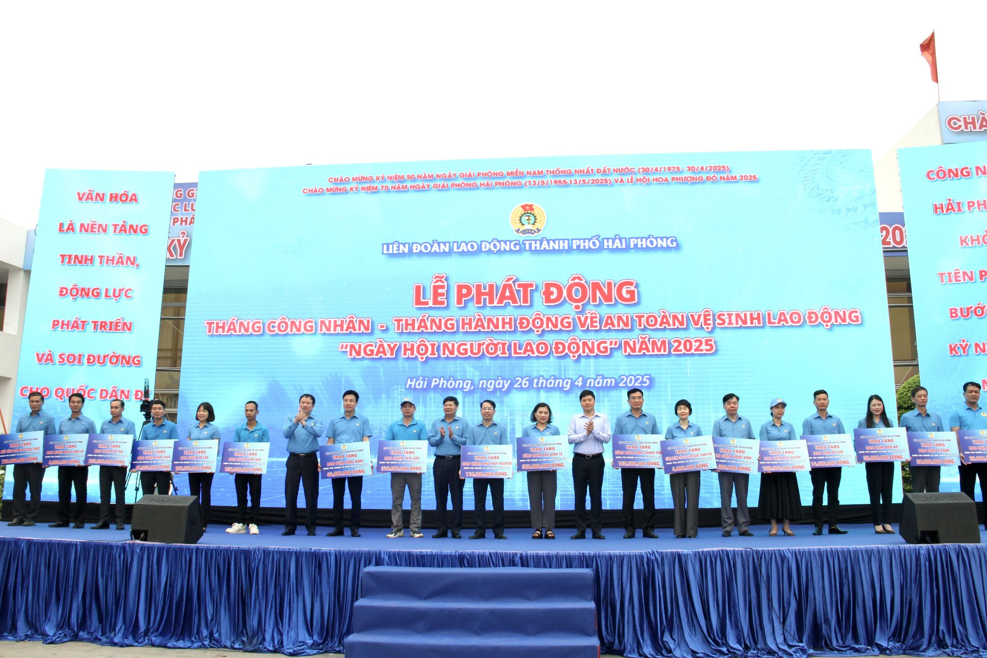 Trao quà các đơn vị tham gia. Trao quà các đơn vị tham gia.