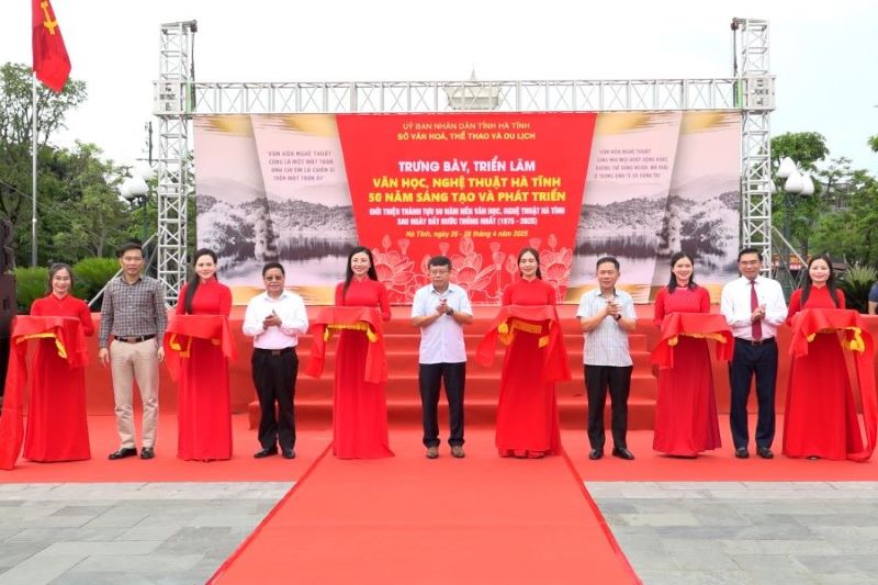 Các địa biểu cắt băng khai mạc triển lãm. Các địa biểu cắt băng khai mạc triển lãm.