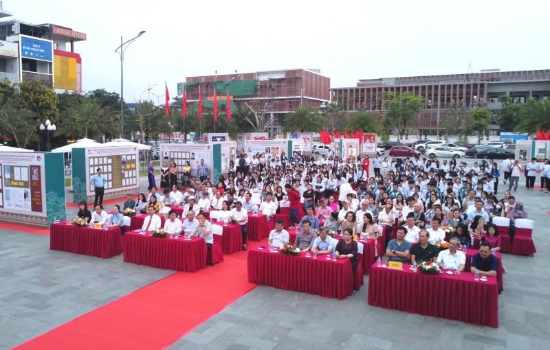 Các đại biểu cùng đông đảo học sinh và người dân tham gia khai mạc triển lãm. Các đại biểu cùng đông đảo học sinh và người dân tham gia khai mạc triển lãm.